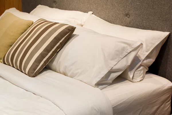 Современная Ткань Подушки Роскошной Кровати Интерьера — стоковое фото