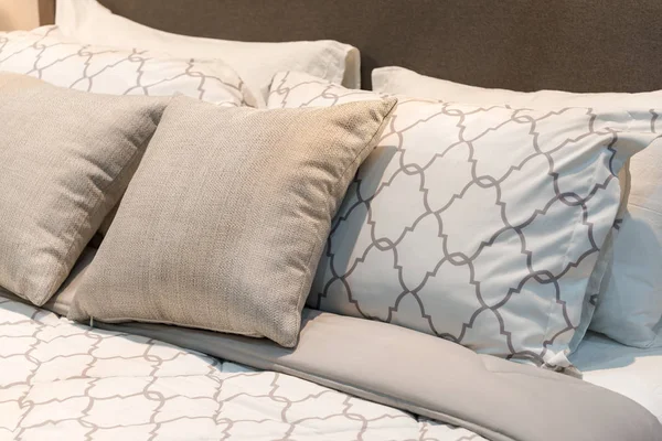 豪华床室内装饰的现代棕色织物枕头 — 图库照片
