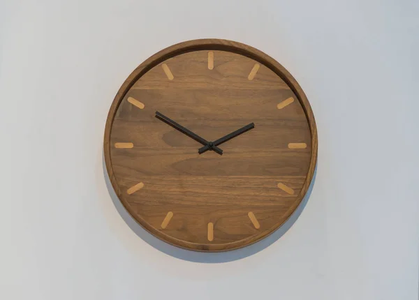 Pantalla Reloj Madera Sobre Fondo Pared Blanco — Foto de Stock