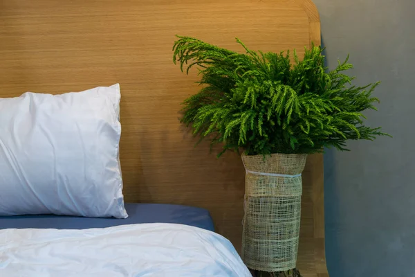 花瓶のインテリアの木とベッドの上にモダンな白いファブリック枕 — ストック写真