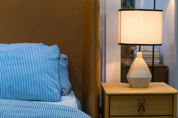 Lámpara Cama Moderna Mesita Noche Con Acogedor Dormitorio Interior — Foto de Stock