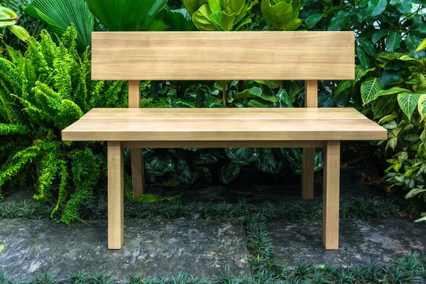 Dlouhé Dřevěné Židle Pro Relaxační Přírodní Zelenou Výzdobu Interiéru — Stock fotografie