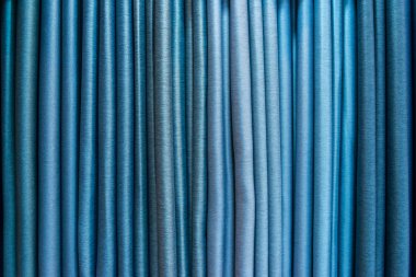 Mavi renkli perde kumaş doku dekorasyonu