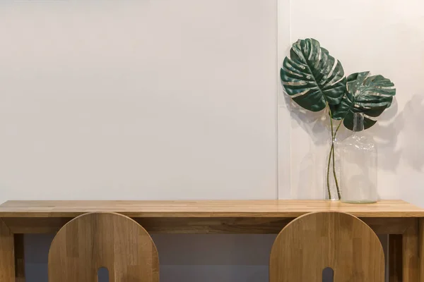 Feuille Verte Dans Bouteille Vase Intérieur Sur Décoration Table Bois — Photo
