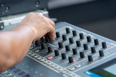 El ayarlı ses karıştırıcı ses teknisyeni kontrol paneli konser ses ekipmanları müzik gösterisi