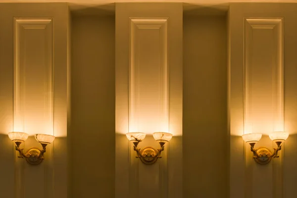 Golden Három Klasszikus Fali Lámpa Beltéri Villanykörték Egy Luxus Terem — Stock Fotó
