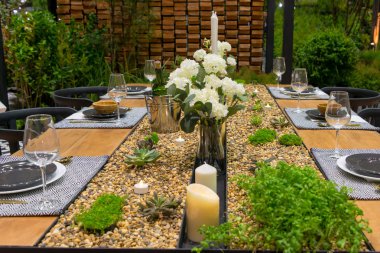 Kutlama için yemekler, cam, peçete ile hizmet veren lüks ziyafet yemek masası ayarları dekorasyon