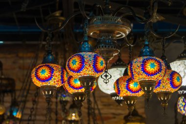 Renkli cam dekoratif lambalar oryantal geleneksel ışık İstanbul, Türkiye el yapımı hazırlanmış güzel renkli Türk mozaik