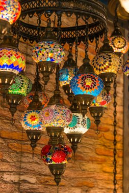 Renkli cam dekoratif lambalar oryantal geleneksel ışık İstanbul, Türkiye el yapımı hazırlanmış güzel renkli Türk mozaik