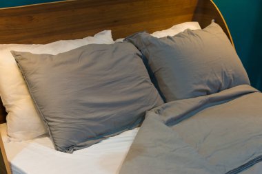 Lüks yatak iç dekorasyon üzerinde modern kumaş yastık