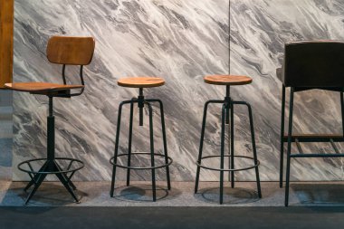 Modern ahşap sandalye vintage retro tarzı ile mermer duvar dekorasyonu çağdaş 