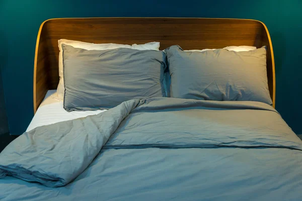 Kain Hijau Modern Bantal Pada Mewah Tempat Tidur Interior Dekorasi — Stok Foto