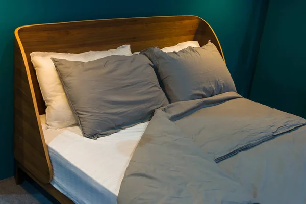 Современная Зеленая Ткань Подушка Роскошной Кровати Интерьера — стоковое фото