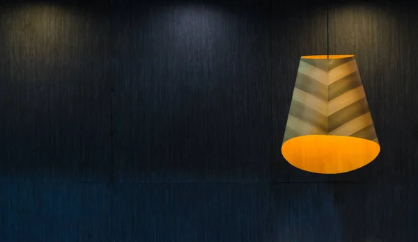 Candeeiro Teto Madeira Moderna Com Parede Preta Decoração Interiores Contemporânea — Fotografia de Stock