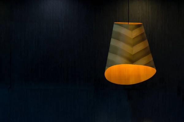 Candeeiro Teto Madeira Moderna Com Parede Preta Decoração Interiores Contemporânea — Fotografia de Stock