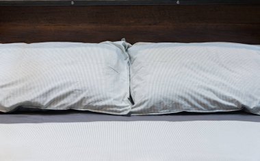 Ahşap yatak dekorasyon retro tarzı modern beyaz kumaş çizgili yastıklar