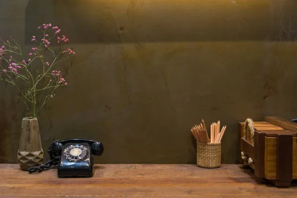 Escritorio Mesa Madera Para Trabajar Con Teléfono Antiguo Lápiz Flor —  Fotos de Stock