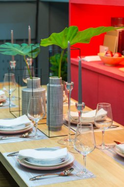 Yemek ve cam, mum, kırmızı raf ve ahşap resim çerçeve dekorasyon çağdaş ağaç bitki ile modern seramik vazo için lüks yemek masası ayarları