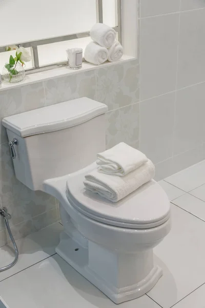 Μοντέρνα Λευκή Λεκάνη Τουαλέτας Ένα Μπάνιο Εσωτερικό Σύγχρονο — Φωτογραφία Αρχείου