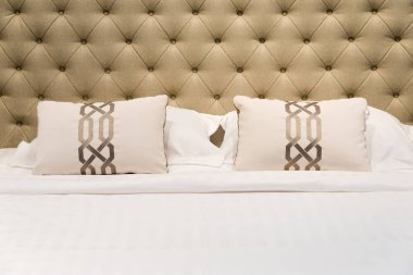 Yatakta modern kumaş yastıklar lüks yatak dekorasyon çağdaş