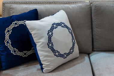 Modern mavi ve beyaz kumaş yastık kahverengi lüks kumaş kanepe dekorasyon çağdaş 