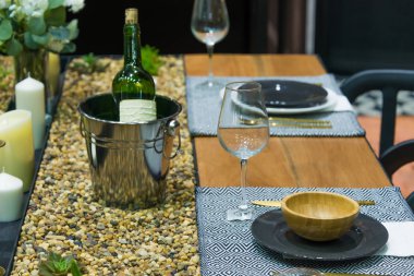 Kutlama için yemekler, cam, peçete ile hizmet veren lüks ziyafet yemek masası ayarları dekorasyon