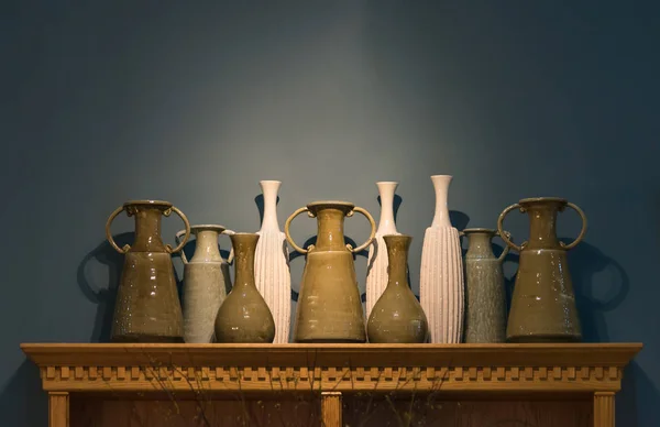 Vase Céramique Verte Classique Pour Décoration Intérieure Style Rétro Contemporain — Photo