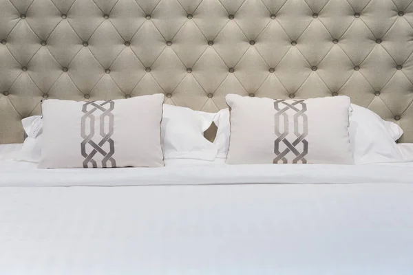 Almohada Tela Blanca Moderna Decoración Interiores Cama Lujo — Foto de Stock