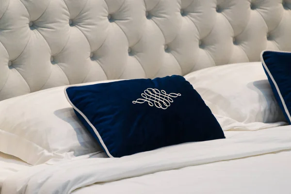 Almohada Tela Azul Moderna Decoración Cama Lujo Contemporánea — Foto de Stock