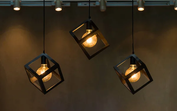 現代の3つの金属立方体の形天井ランプ内部照明電球コンテンポラリー — ストック写真