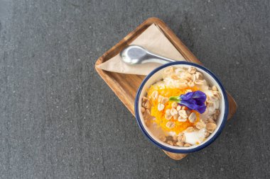 Ahşap masada antika fincan tarzı ile dondurma hindistan cevizi sütü lezzetli Tay füzyon tatlı