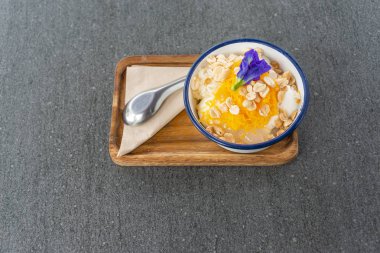 Ahşap masada antika fincan tarzı ile dondurma hindistan cevizi sütü lezzetli Tay füzyon tatlı