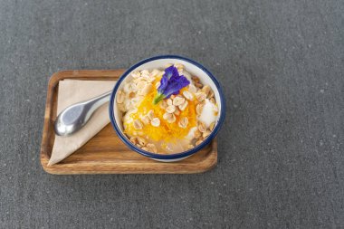 Ahşap masada antika fincan tarzı ile dondurma hindistan cevizi sütü lezzetli Tay füzyon tatlı