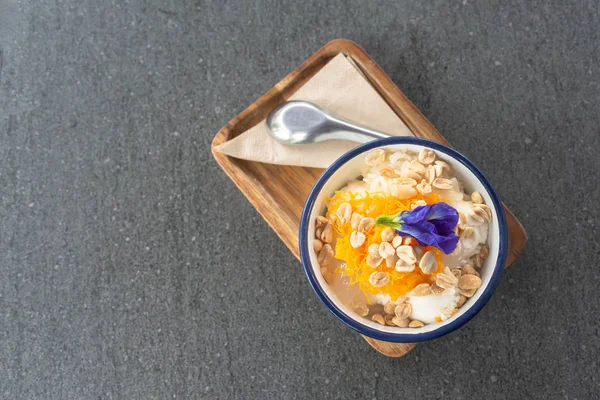 Ahşap masada antika fincan tarzı ile dondurma hindistan cevizi sütü lezzetli Tay füzyon tatlı