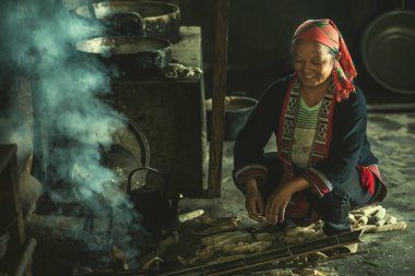 Ha Giang, Vietnam - 17 Eylül 2015 : Hmong kadın evinde öğle yemeği ve dramatik ışık pişirme. Ha Giang, Vietnam yakınlarındaki Kuzey Çin'e bitişik bir alan