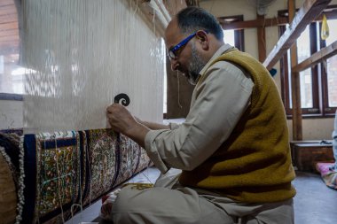Srinagar, Jammu ve Kashmir-18 Nisan 2019: geleneksel Kashmiri el yapımı Pers halıları halı yapma örgü kaşmir yetenekli otlar son derece kaliteli bir yerli dokuma zanaat