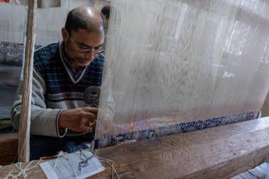 Srinagar, Jammu ve Kashmir-18 Nisan 2019: geleneksel Kashmiri el yapımı Pers halıları halı yapma örgü kaşmir yetenekli otlar son derece kaliteli bir yerli dokuma zanaat