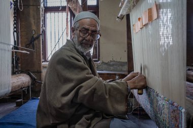 Srinagar, Jammu ve Kashmir-18 Nisan 2019: geleneksel Kashmiri el yapımı Pers halıları halı yapma örgü kaşmir yetenekli otlar son derece kaliteli bir yerli dokuma zanaat 