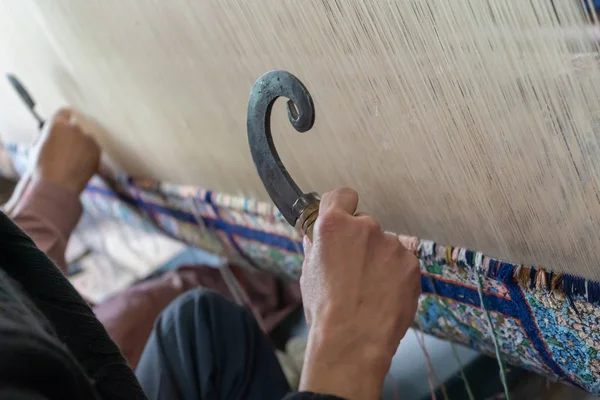 克什米尔手工波斯地毯编织地毯是克什米尔熟练织造者高质量的本土编织工艺 — 图库照片