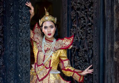 Birmanyalı güzel kadın antika Myanmar ya da Burma geleneksel ulusal kıyafet