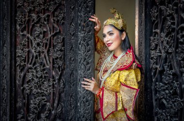 Birmanyalı güzel kadın antika Myanmar ya da Burma geleneksel ulusal kıyafet
