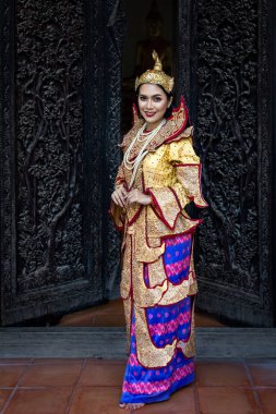 Birmanyalı güzel kadın antika Myanmar ya da Burma geleneksel ulusal kıyafet