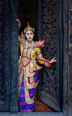 Birmanyalı güzel kadın antika Myanmar ya da Burma geleneksel ulusal kıyafet