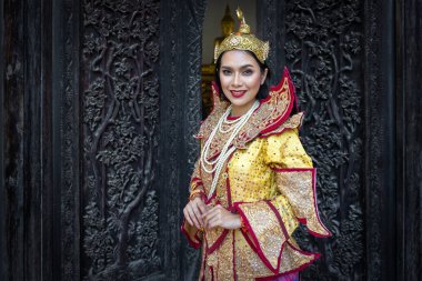 Birmanyalı güzel kadın antika Myanmar ya da Burma geleneksel ulusal kıyafet