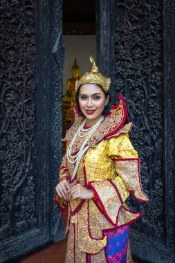 Birmanyalı güzel kadın antika Myanmar ya da Burma geleneksel ulusal kıyafet