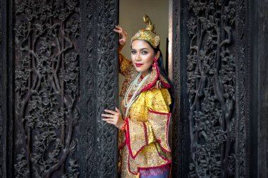 Birmanyalı güzel kadın antika Myanmar ya da Burma geleneksel ulusal kıyafet