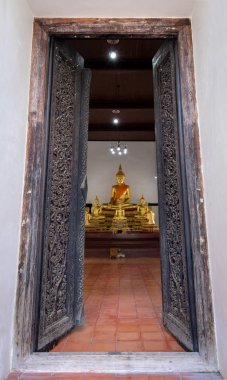 Wat Dhamma Racha tapınak Ayutthaya, Tayland Buda heykel ile Güzel eski ahşap kapı çerçevesi