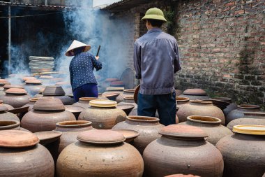Doğal güneş ışığı üretimi altında geleneksel açık hava yolu ile yapılan tuzlu soya ezmesi reçel işleme kavanozlarda fermente İnsanlar madde pişirme gıda kullanmak için