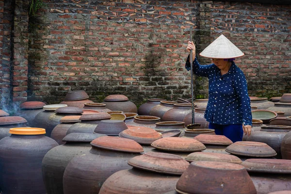 Hanoi Vietnam August 2019 Menschen Fermentieren Gläsern Mit Gesalzener Sojabohnenpaste — Stockfoto