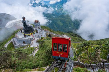 SA PA, VIETNAM - 12 Ağustos 2019: Fansipan Dağı zirvesinde tramvaylı Buda heykeli Sapa Hoang Lien Son sıradağları, Lao Cai, Vietnam